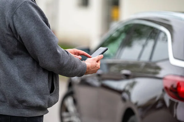 Άνθρωπος Smartphone Στέκεται Δίπλα Στο Αυτοκίνητο Χρησιμοποιώντας Κινητό App Για — Φωτογραφία Αρχείου