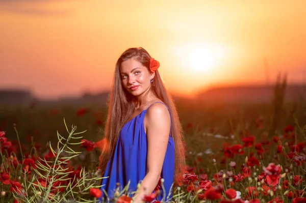 Hermosa Mujer Joven Campo Amapola Con Paisaje Puesta Del Sol —  Fotos de Stock
