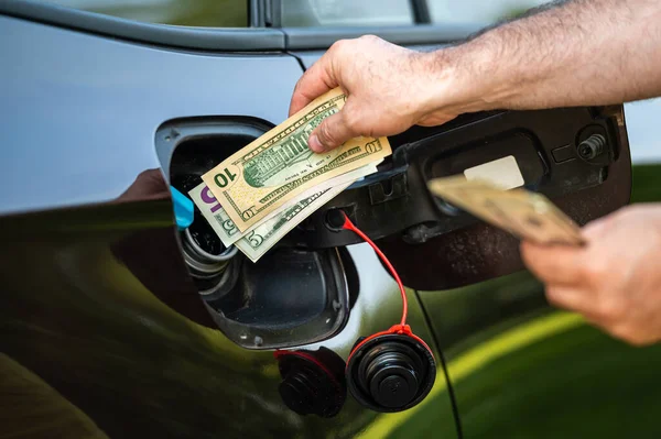 Hand Man Puts Money Tank Car Close Concept Expensive Fuel — Stock Photo, Image