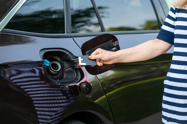 Hembra Con Tarjeta Crédito Delante Del Tanque Gas Abierto Concepto — Foto de Stock