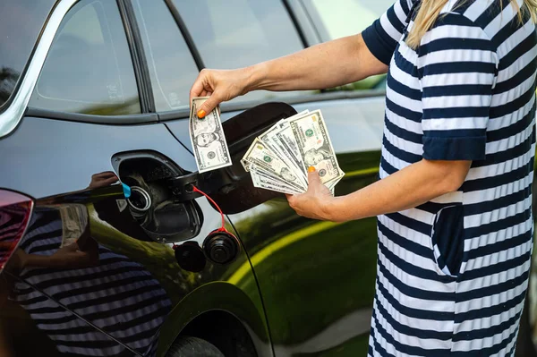 Woman Hand Counts Money While Standing Open Fuel Tank Concept — Foto de Stock