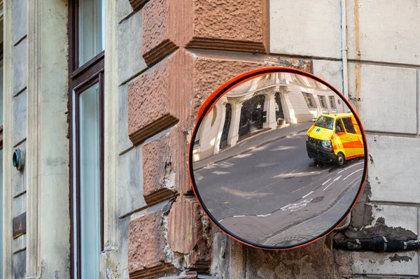 Καθρέφτης Κυκλοφορίας Κίτρινο Ασθενοφόρο Αυτοκίνητο Έκτακτης Ανάγκης Σταθμευμένο Στην Πλευρά — Φωτογραφία Αρχείου