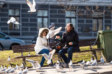 Riga, Letonya - 2 Nisan 2022: İnsanlar ilkbaharın ilk ılık günlerinin tadını çıkarıyorlar.