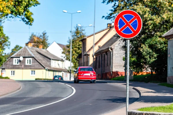 Маленька Міська Вулична Сцена Дорожнім Знаком Передньому Плані Дефокусованим Трафіком — стокове фото