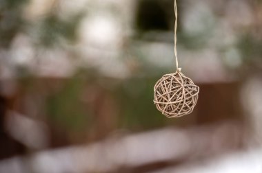 Dekoratif sicim topu, kapalı arka planda izole edilmiş, Noel süslemesi, yakın plan.