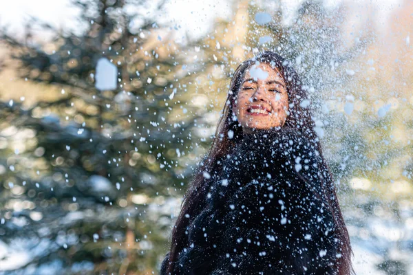 Веселая Молодая Женщина Теплом Шубе Наслаждается Зимним Днем Снежном Лесу — стоковое фото