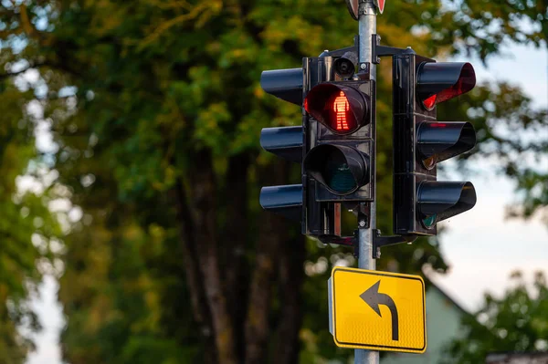 Odaklanamayan Kentsel Arka Planda Kırmızı Yaya Işığına Sahip Trafik Semaforu — Stok fotoğraf