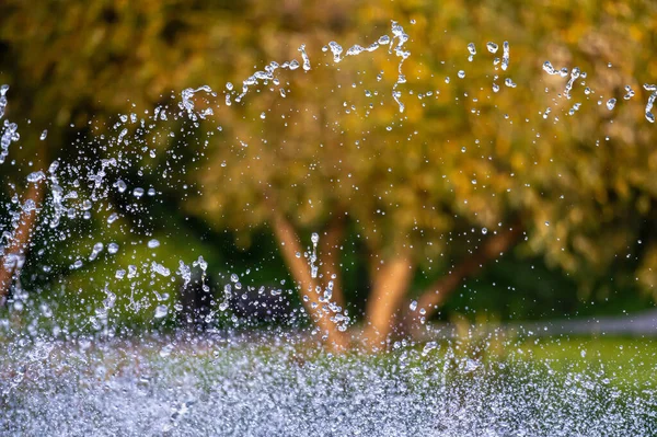 Respingo Água Com Pequenas Gotas Fonte Fundo Natural Abstrato Foco — Fotografia de Stock