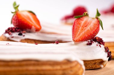 Kremalı, kremalı, kremalı, çilekli Fransız tatlısı, yakın plan.