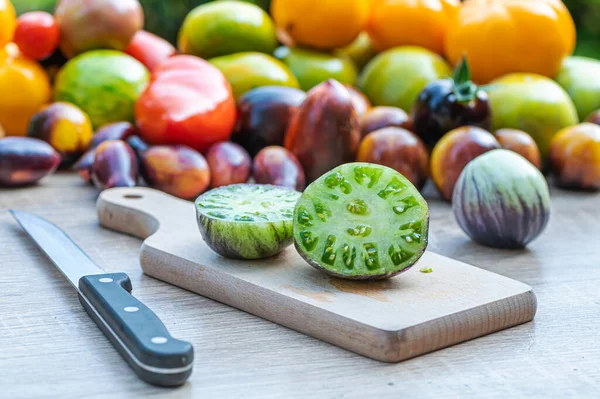 토마토와 색상의 토마토 배경에 도마가 테이블 — 스톡 사진