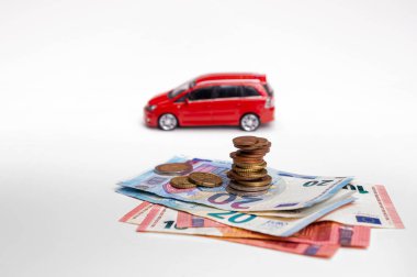 kırmızı araba, euro banknotları ve madeni paralar kesme yolu, sigorta konsepti ile beyaz arka planda izole