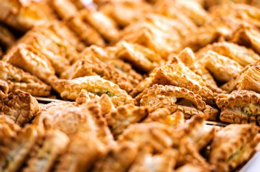 Bir markette rafta taze pişmiş geleneksel bulyon turtası tepsisi