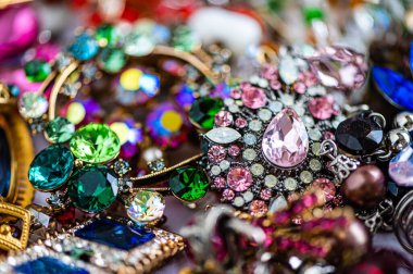 Çeşitli taşlardan, minerallerden ve değerli taşlardan mücevherler ve kostüm mücevherleri.