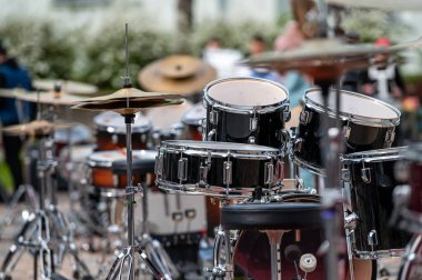 Bateri setinde bir dizi plaka. Perküsyon müziği konserinde, seçici odak, yakın çekim