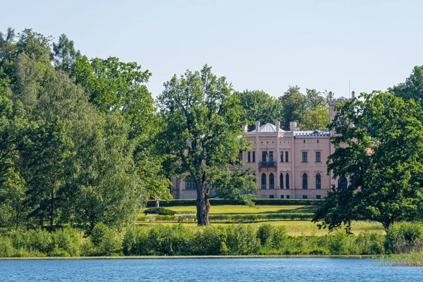 Blick Vom See Auf Das Neue Schloss Aluksne Einem Sonnigen — Stockfoto