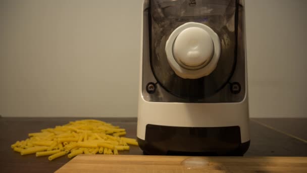 Time lapse, stop motion, productie van verse Italiaanse pasta zoals rigatoni of penne met kneedmachine en automatisme waar de pasta gemengd en geproduceerd door het komen uit de juiste mallen — Stockvideo