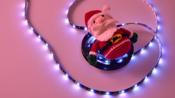 Crochet muñeco de nieve de Navidad sobre fondo blanco con luces usb led en el pergamino, parpadeando y estático rojo, azul, verde, amarillo, sinónimo de feliz y cálida Navidad con niños y seres queridos — Vídeos de Stock