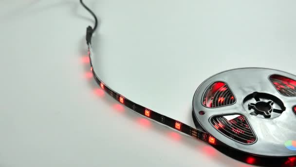 Schieberegler Ansicht auf Rolle farbige LED-Innenbeleuchtung blinkt mit allen Farben, grün, blau, rot, gelb, auf USB-Klebeband gewickelt — Stockvideo