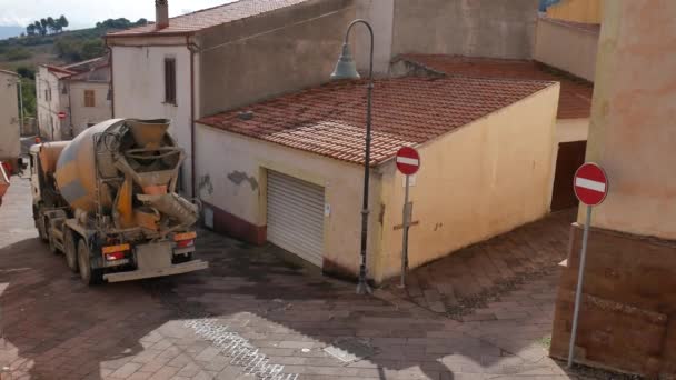意大利，2021年10月29日，Bulzi 。Sassari 。狭窄道路上的混凝土搅拌机卡车倒车卸下混凝土 — 图库视频影像