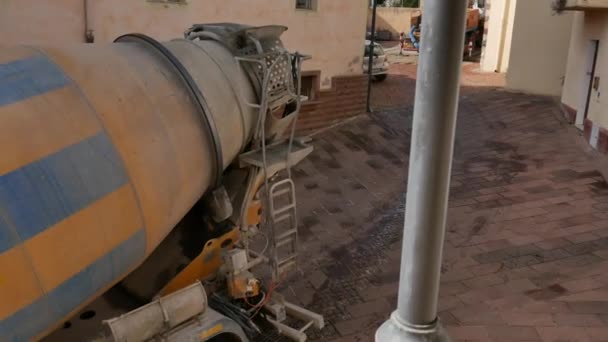 Itália, 29-10-2021, Bulzi. Sassari. betoneira caminhão em uma estrada estreita que se inverte para descarregar o concreto — Vídeo de Stock