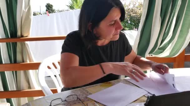 Abogado que trabaja en el trabajo inteligente desde casa, delante de la computadora, dando consejos y escribiendo notas legales a través de videoconferencia, en su patio en el jardín — Vídeos de Stock