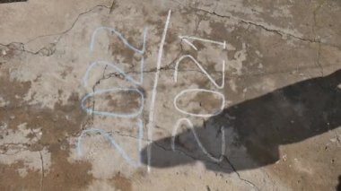 Tişörtlü ve mini etekli bir kız yeni yıl 2021 'de küçük köpeği tarafından kovalanırken betonun üzerine atlıyor. Yeni yılın geçişinin sembolü. 60fps.