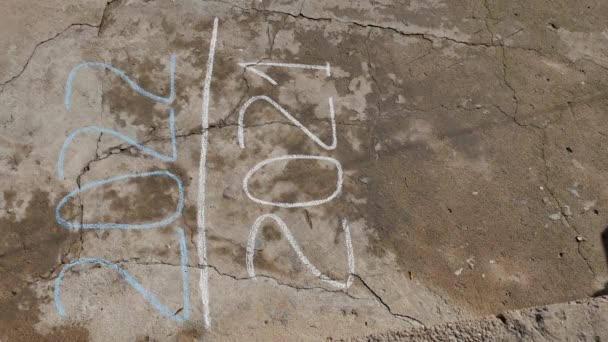Дівчина в сорочці і міні-спідниці біжить, стрибає на бетон на написі Новий рік 2021 2022, символ проходження нового року. 60 кадрів . — стокове відео