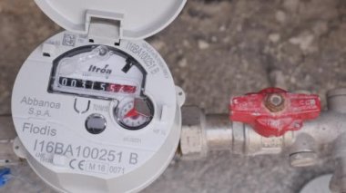 Sassari, abbanoa, İtalya, 12-11-2021 zaman aşımına uğramış içme suyu sayıları ve elleri sırayla gelen teslimat borusuna bağlı, borulardan su sızıntısı. Tezgah çılgınca dönüyor..