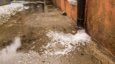 Doluya, dondurucu yağmura, karlara, tapyoka karına yol açan yağmur borularını ve bir evin bahçesini dolduran kar fırtınasından kaynaklanan hasar.