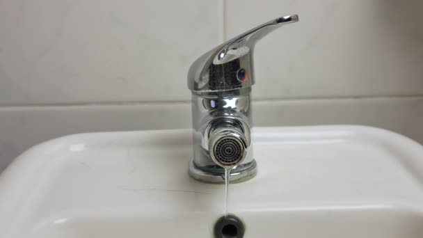 Acqua che perde nel bagno dal rubinetto del lavandino e doccia con gocce che continuano a scendere — Video Stock