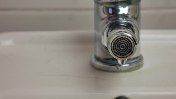 Acqua che perde nel bagno dal rubinetto del lavandino e doccia con gocce che continuano a scendere — Video Stock