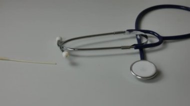 Antijenik çubuk, covid 19 virüs detektörü, test tüpü, sıvı, negatif sonuç, mavi eldivenli bir doktorun ellerinde.. 