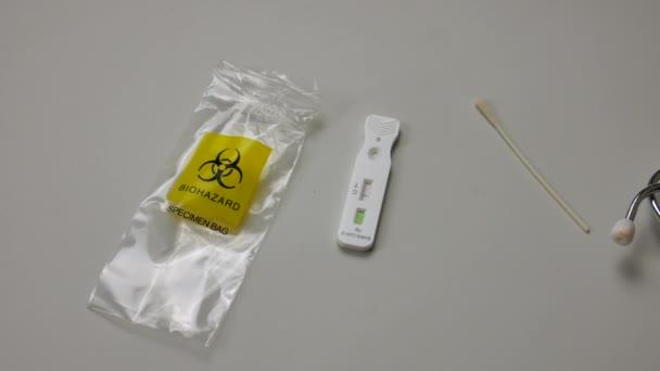 Swab antigênico, covid 19 detector de vírus, com tubo de ensaio, líquido, resultado negativo, realizado pelas mãos de um médico com luvas azuis. — Vídeo de Stock