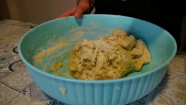 Προετοιμασία και ζύμη σπιτικού ιταλικού gnocchi με αυγά, πατάτες close-up. — Αρχείο Βίντεο