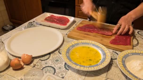 Time lapse, stop motion de preparación de filete milanés empanado con rodajas seleccionadas de carne — Vídeos de Stock