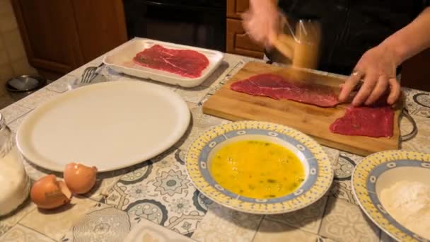 구운 밀 란 스테이크 와 고기를 썰어 준비하는 모습 — 비디오
