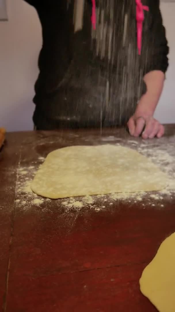 Productie, koken van de Italiaanse Romagna piadina, de vorming van de koken bubbels. uitstekend zomereten en feestganger. — Stockvideo