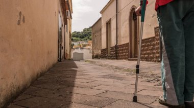 Evin merdivenlerinden koltuk değnekleriyle düşen yaşlı bir adam koltuk değneklerine takılıp yere düşerek dengesini kaybediyor. iç yaralanma.