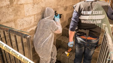 Bilimsel kanıt toplayıp suç mahallini fotoğraflayan CSI müfettişleriyle birlikte çocuğun kaçırılmasıyla ilgili soruşturmalar