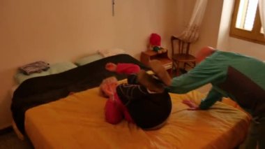 Aile içi şiddet, karı koca tartışır, evde kavga etmeye çalışır. Aile kavgaları. Kadınlara şiddet.