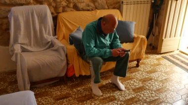 Aile içi şiddet, karı koca tartışır, evde kavga etmeye çalışır. Aile kavgaları. Kadınlara şiddet.