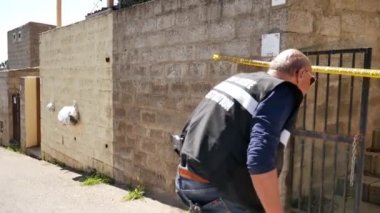 Bilimsel kanıt toplayıp suç mahallini fotoğraflayan CSI müfettişleriyle birlikte çocuğun kaçırılmasıyla ilgili soruşturmalar