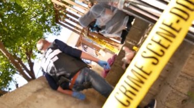 Bilimsel kanıt toplayıp suç mahallini fotoğraflayan CSI müfettişleriyle birlikte çocuğun kaçırılmasıyla ilgili soruşturmalar