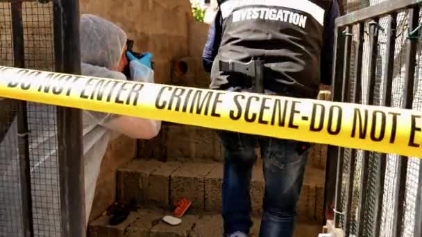 Vyšetřování únosu dítěte s vyšetřovateli CSI, kteří shromažďují vědecké důkazy a fotografují místo činu — Stock video