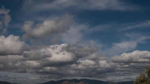 Anglona 'daki Bulzi köyü, güzel hareket eden bulutlarla dolu antik bir Sardunya köyünün.... — Stok video