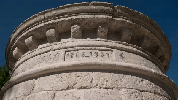 Antico lavatoio in marmo. tipico dell'usanza sarda. completamente ristrutturato con la fontana e il rubinetto funzionante. — Foto Stock