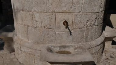 Antik mermer yıkama evi. Tipik Sardunya geleneği. Çeşme ve musluk tamamen yenilendi..