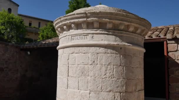 古代の大理石の洗面所。サルデーニャの習慣の典型的な。噴水と水道水で完全に改装されました. — ストック動画