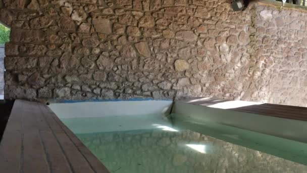 Oude marmeren washok. typisch Sardijns gebruik. volledig gerenoveerd met de fontein en de kraan loopt. — Stockvideo