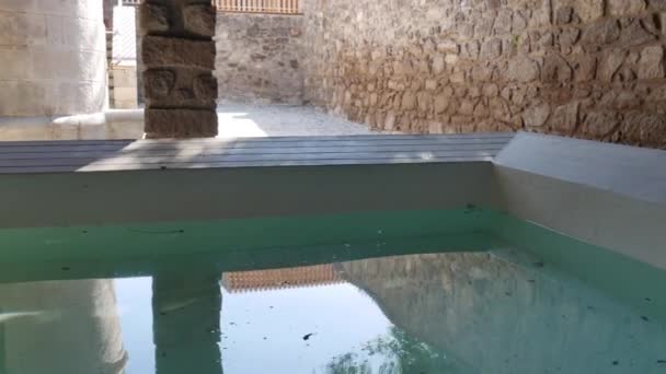 Ancient marble wash-house. typical of Sardinian custom. completely refurbished with the fountain and the tap running. — Vídeo de stock